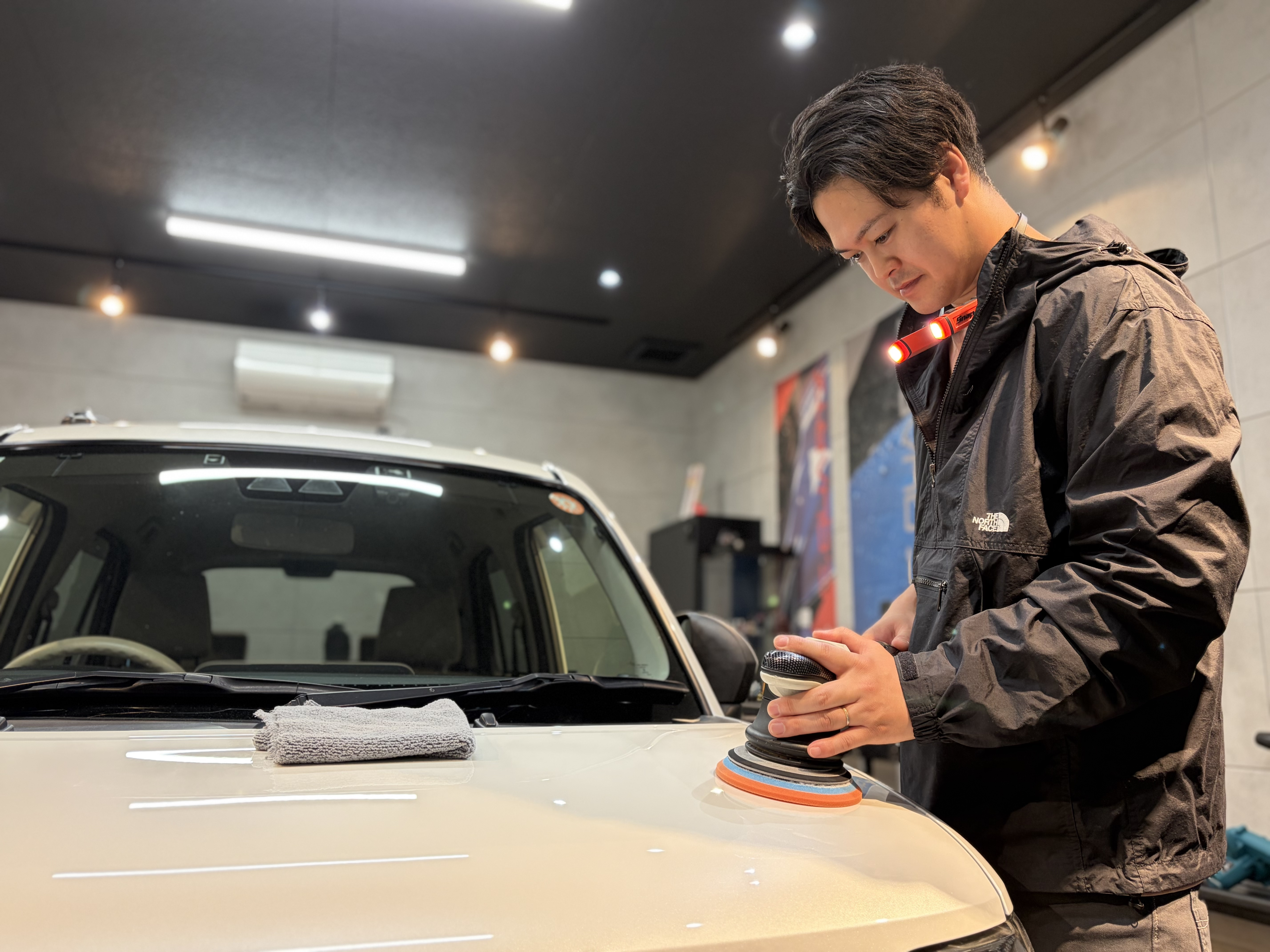 Aimup Detailing Salon オーナーの施工風景